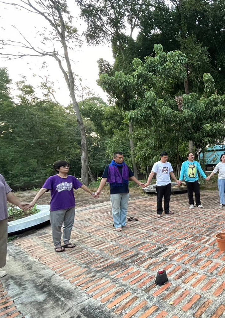 จับมือเป็นวงกลม